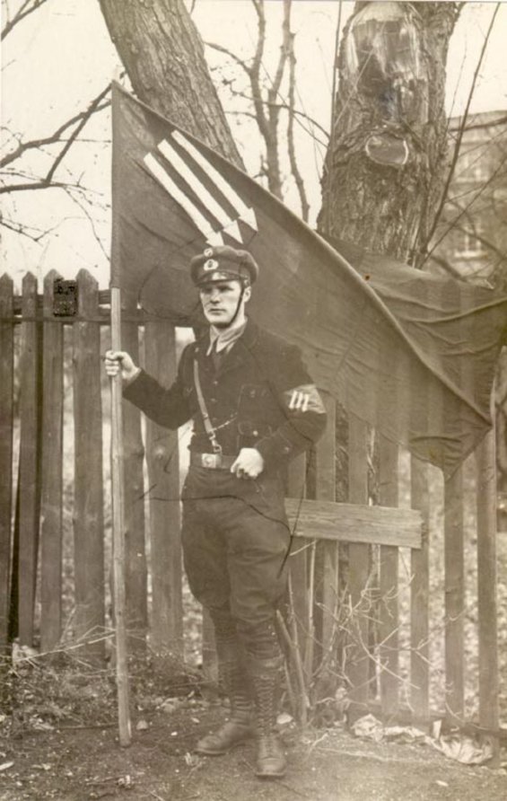 Pleß im Uniform der Eisernen Front mit der Reichsbannerfahne