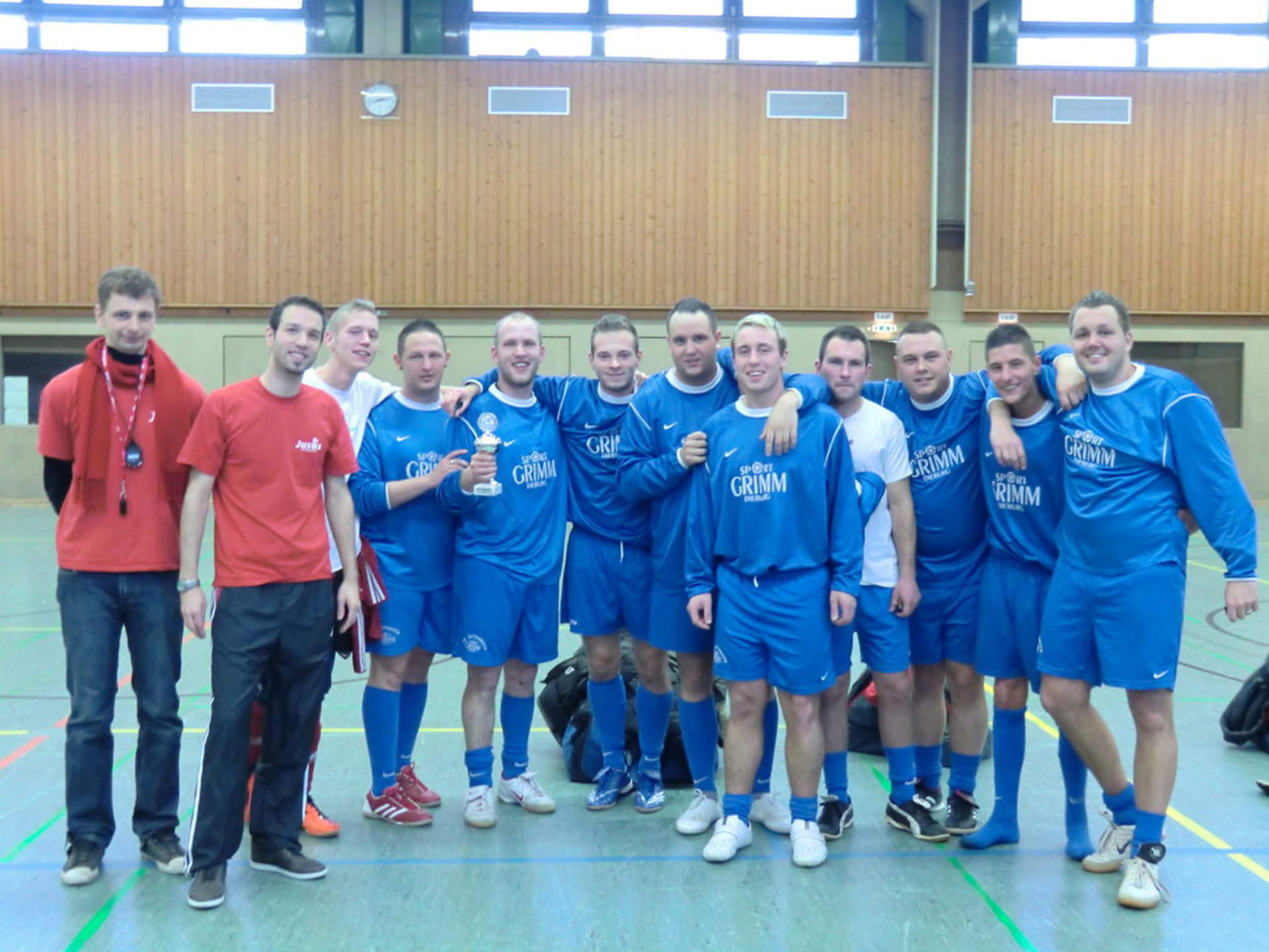 Die Siegermannschaft 2012 des Jusos Fußballturniers "Die Loco's"